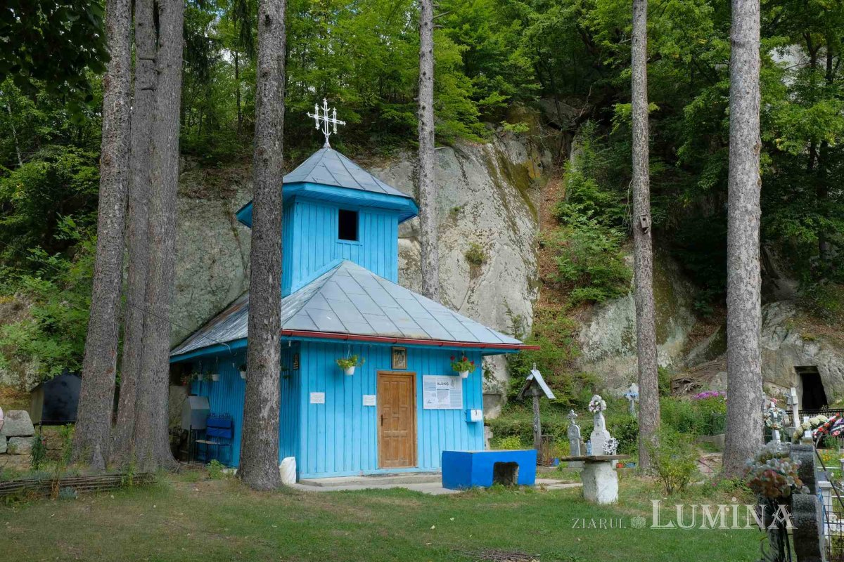 Secole de slujire vegheate de colți de piatră 226857