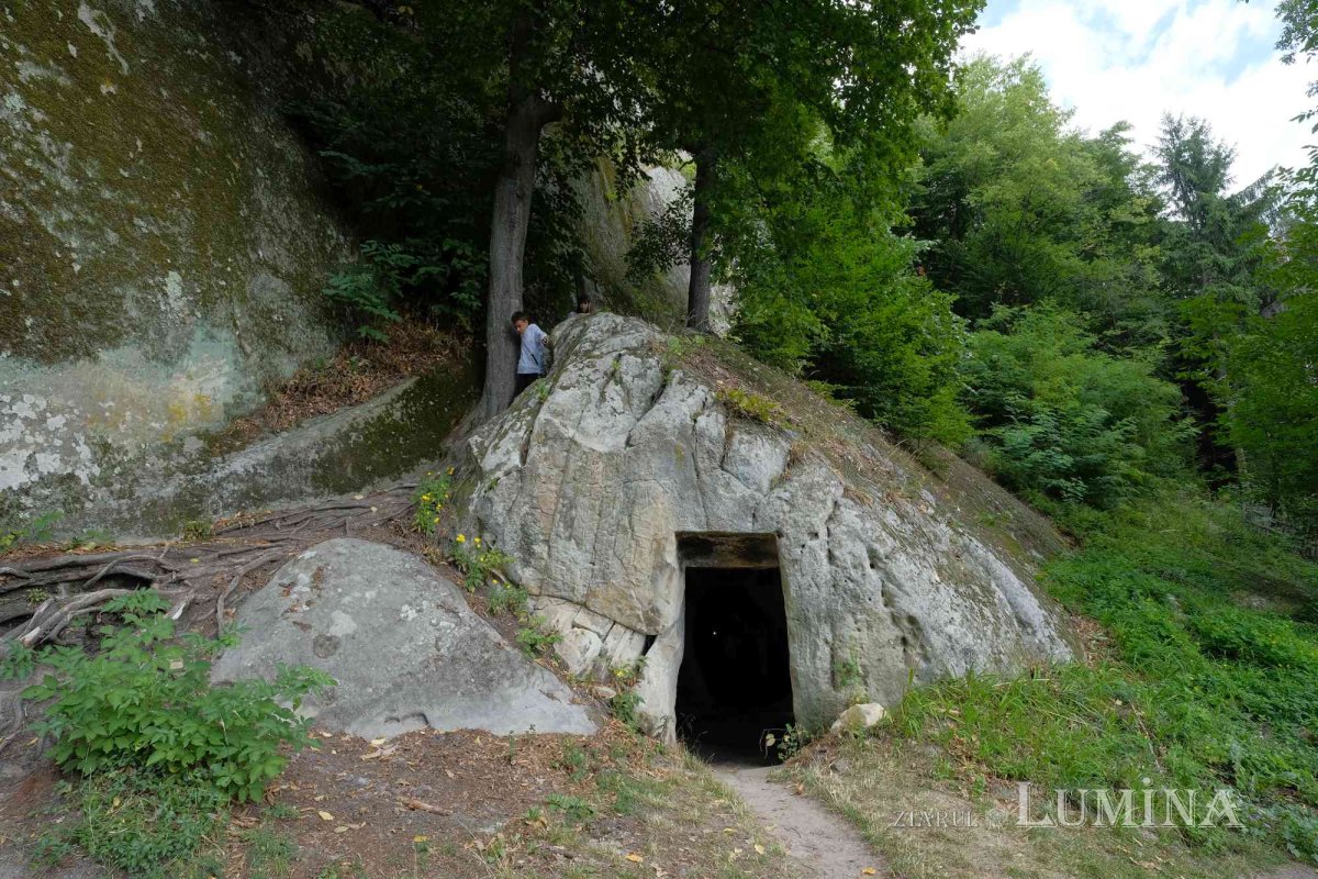 Secole de slujire vegheate de colți de piatră 226858