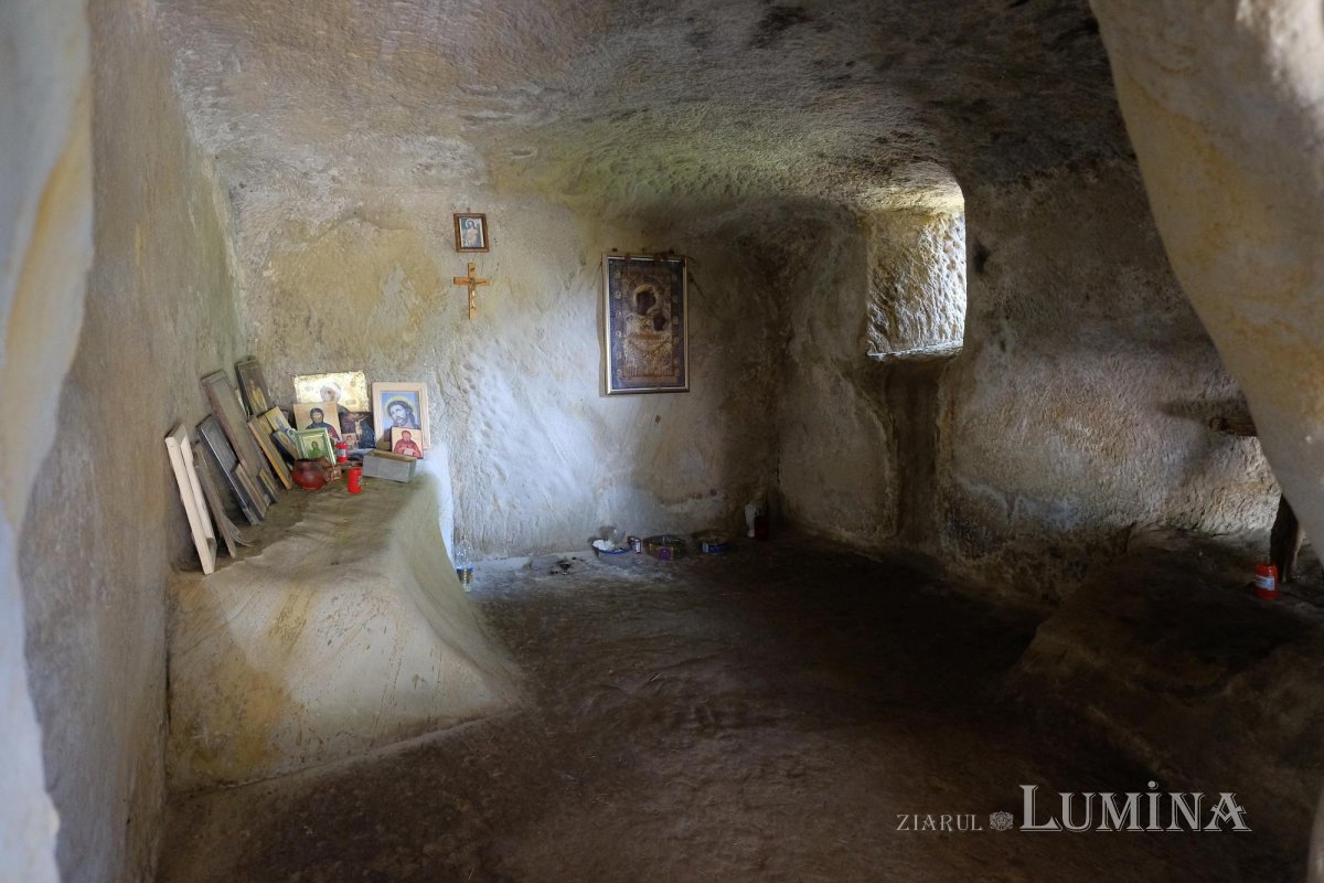 Secole de slujire vegheate de colți de piatră 226859