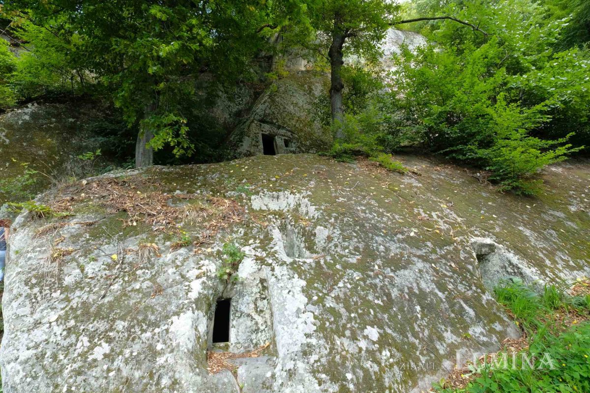 Secole de slujire vegheate de colți de piatră 226860