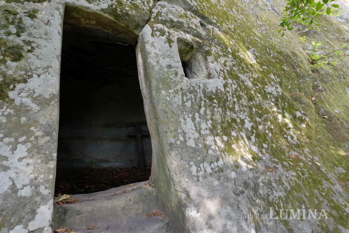 Secole de slujire vegheate de colți de piatră 226861