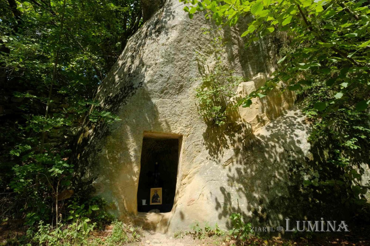 Secole de slujire vegheate de colți de piatră 226863