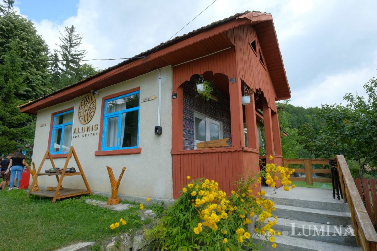 Secole de slujire vegheate de colți de piatră 226864
