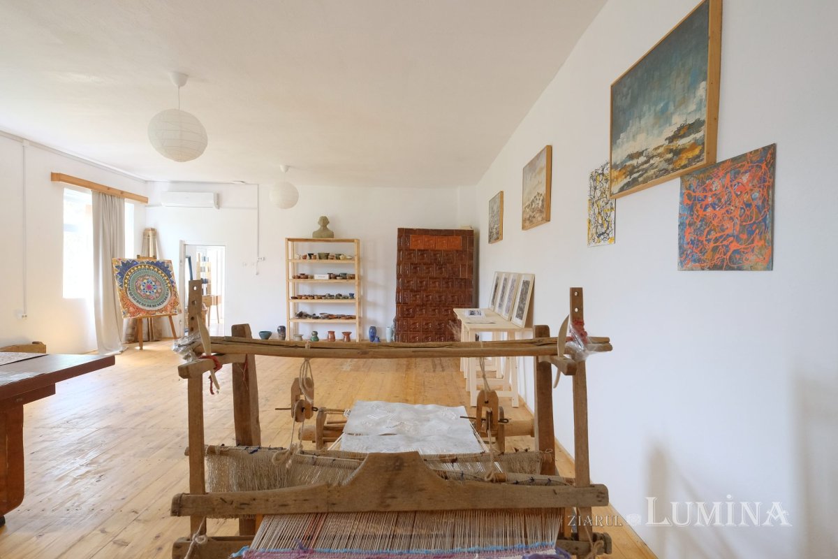 Secole de slujire vegheate de colți de piatră 226865