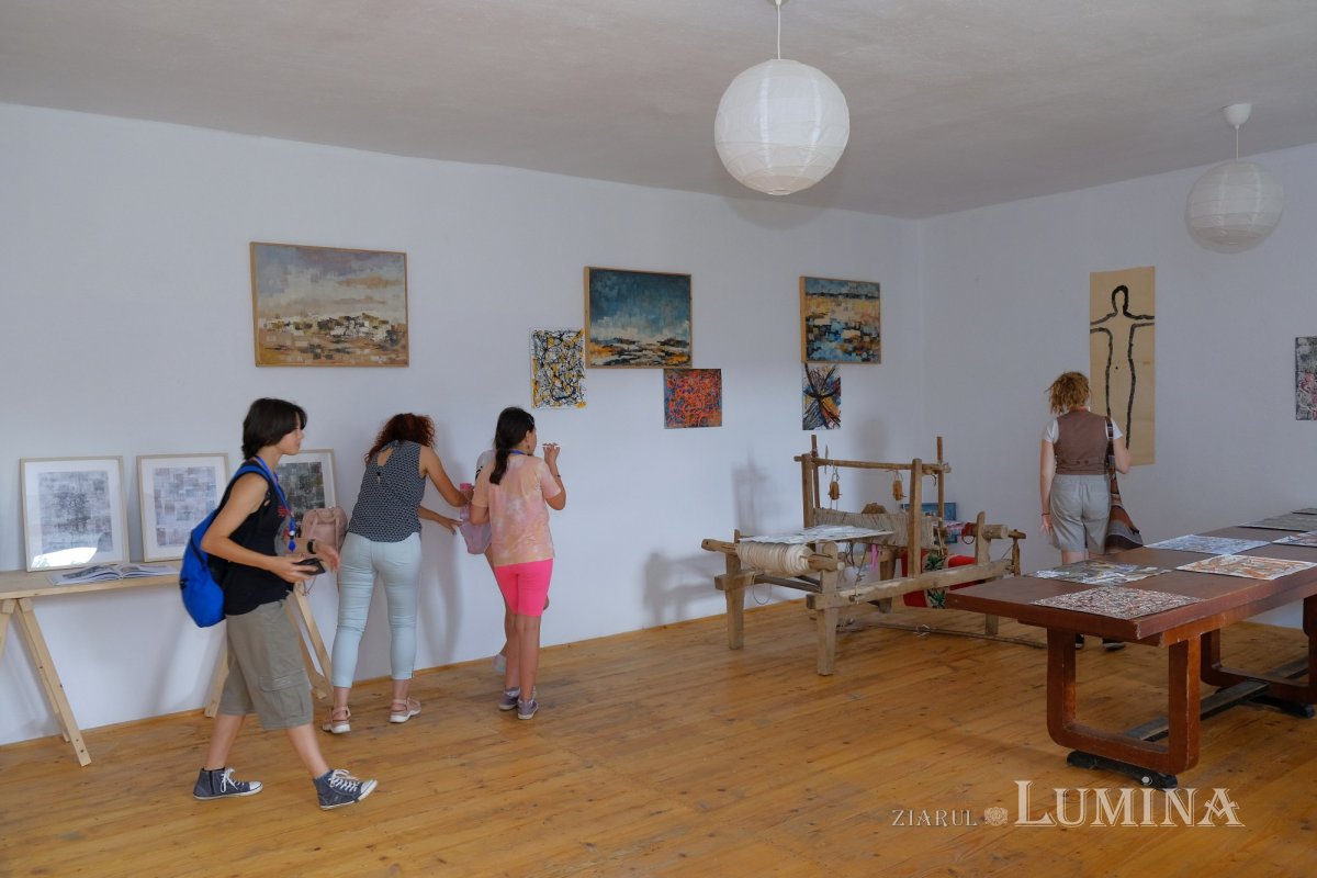 Secole de slujire vegheate de colți de piatră 226867