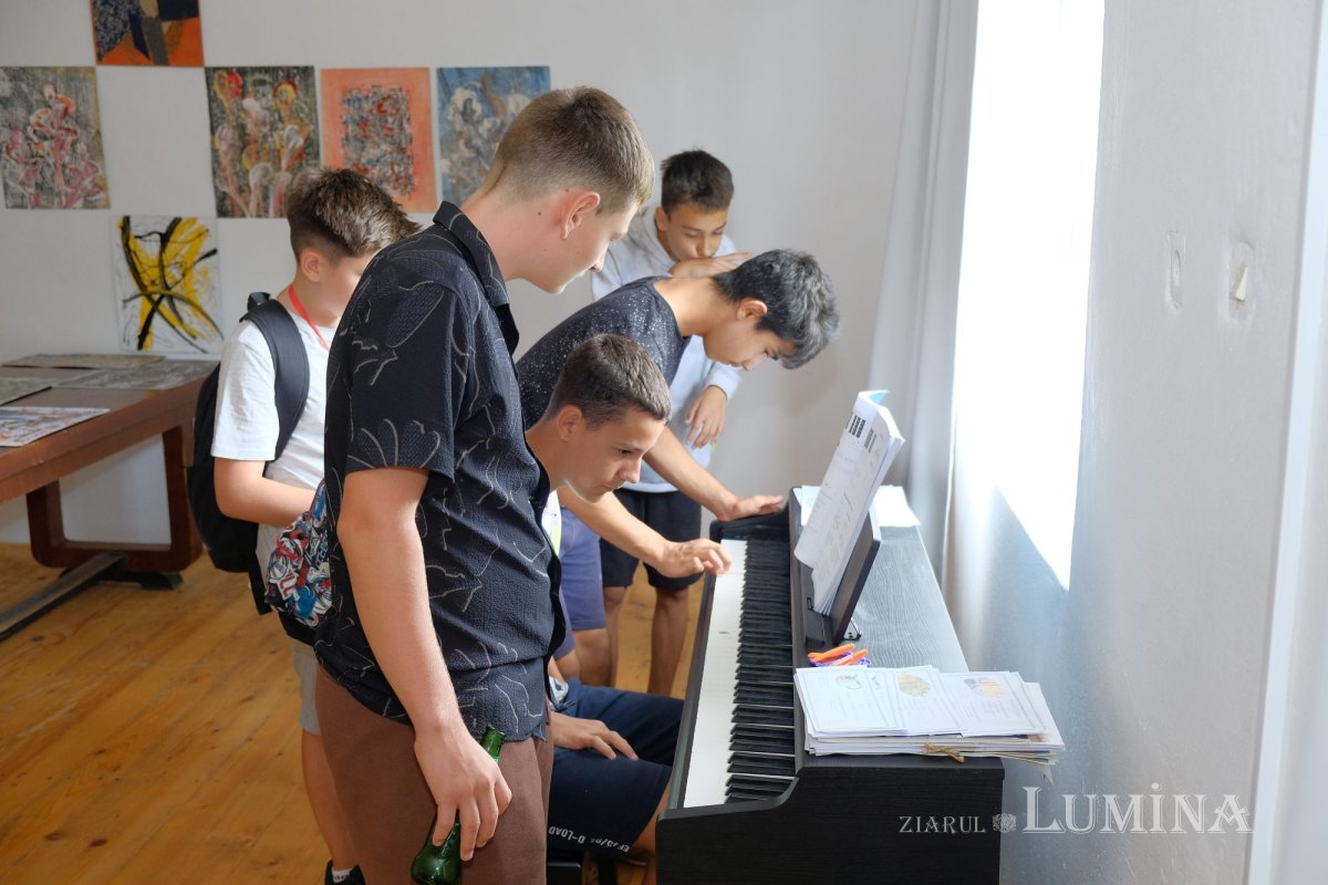 Secole de slujire vegheate de colți de piatră 226868