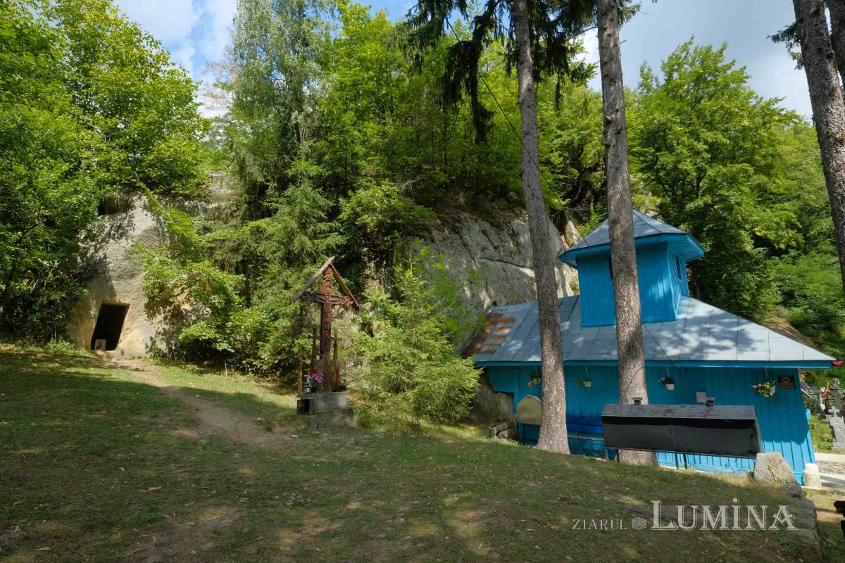 Secole de slujire vegheate de colți de piatră 226869