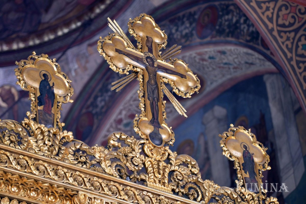 Un periplu al istoriei „între nebunie şi putere” 226987