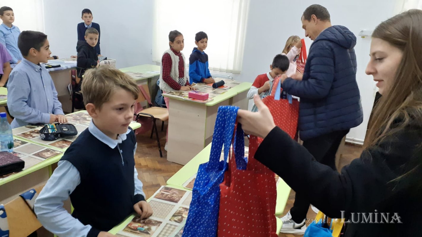 Peste 500 de elevi din Arhiepiscopia Sibiului au primit rechizite 227502