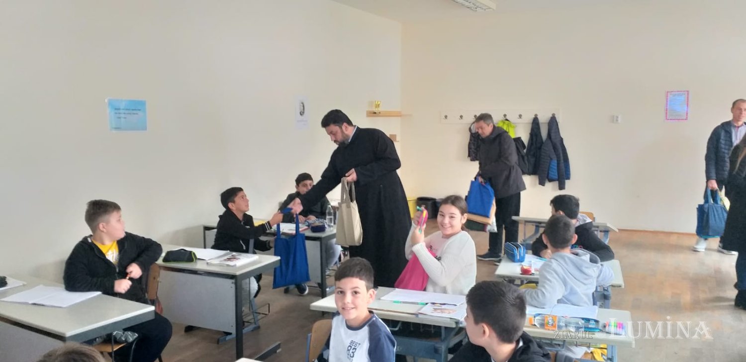 Peste 500 de elevi din Arhiepiscopia Sibiului au primit rechizite 227504