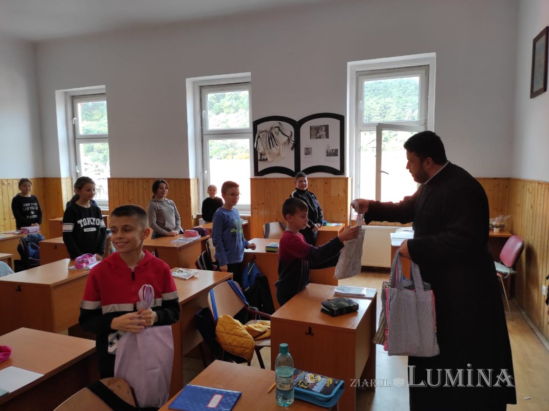 Peste 500 de elevi din Arhiepiscopia Sibiului au primit rechizite 227507