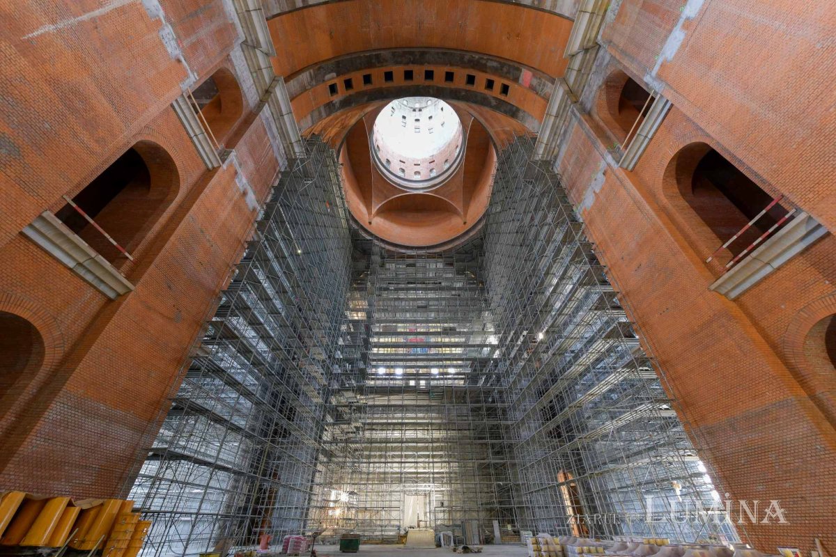 Catedrala Mântuirii Neamului la început de toamnă  227724