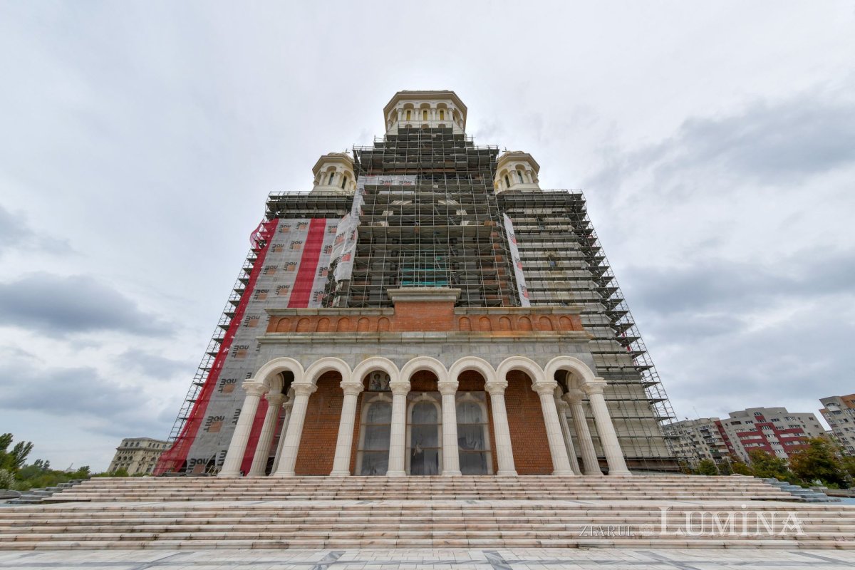 Catedrala Mântuirii Neamului la început de toamnă  227750