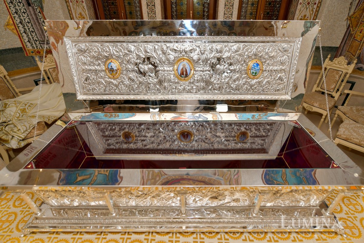 Raclă nouă pentru Mănăstirea Negru Vodă sfințită de Patriarhul României 227775