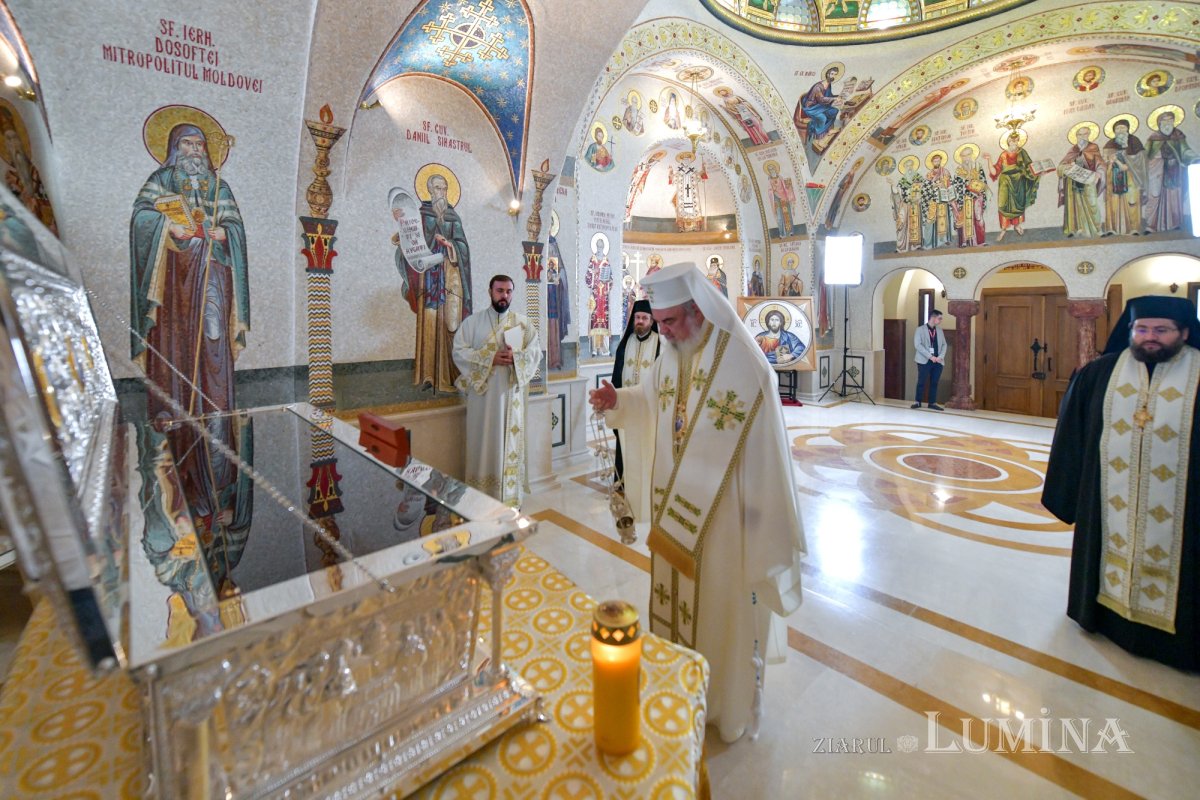 Raclă nouă pentru Mănăstirea Negru Vodă sfințită de Patriarhul României 227783