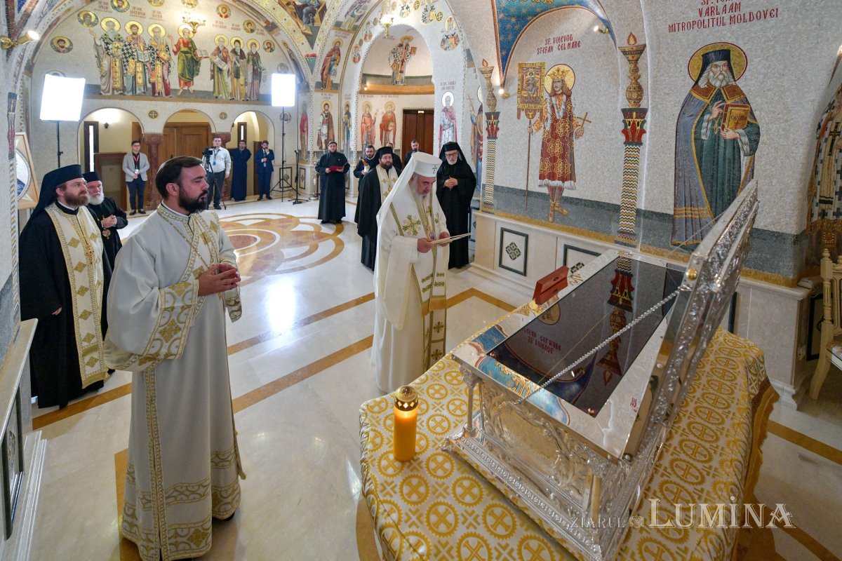 Raclă nouă pentru Mănăstirea Negru Vodă sfințită de Patriarhul României 227786