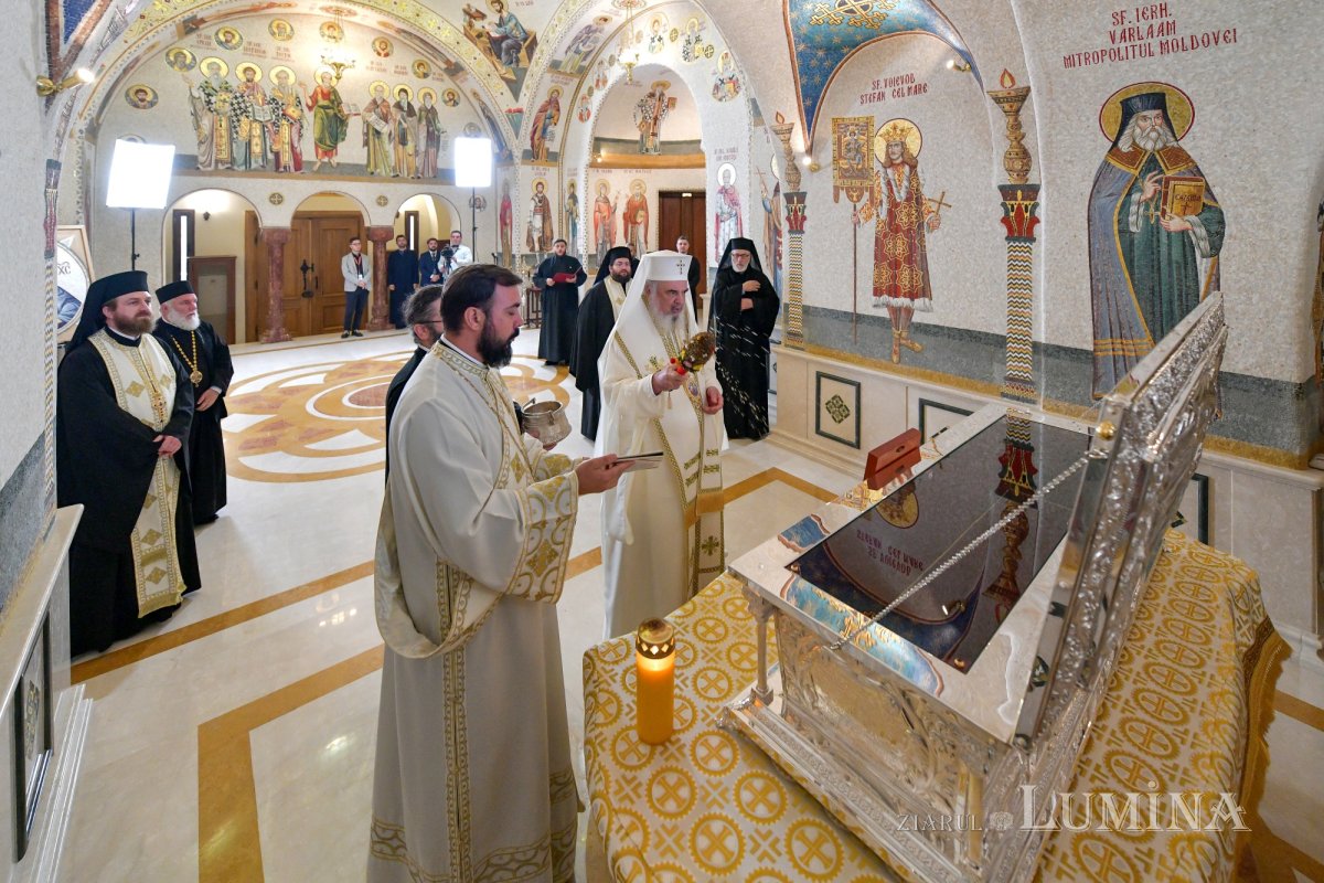 Raclă nouă pentru Mănăstirea Negru Vodă sfințită de Patriarhul României 227789