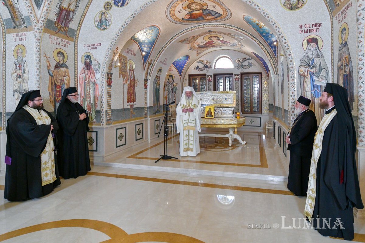 Raclă nouă pentru Mănăstirea Negru Vodă sfințită de Patriarhul României 227794