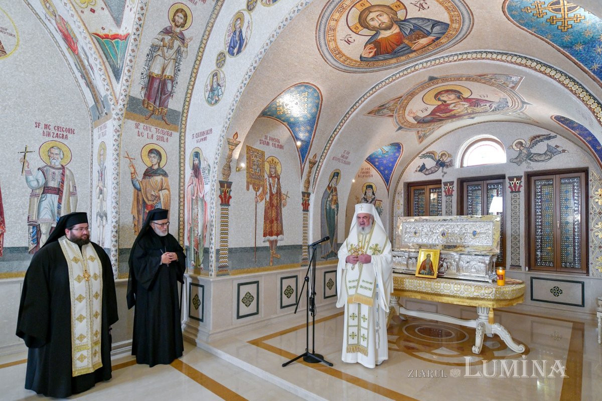 Raclă nouă pentru Mănăstirea Negru Vodă sfințită de Patriarhul României 227796