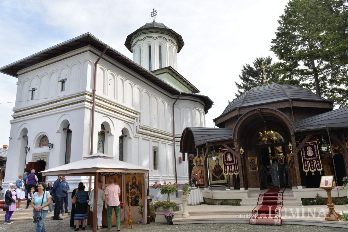 Hramul Altarului de vară al Mănăstirii Plumbuita 228196