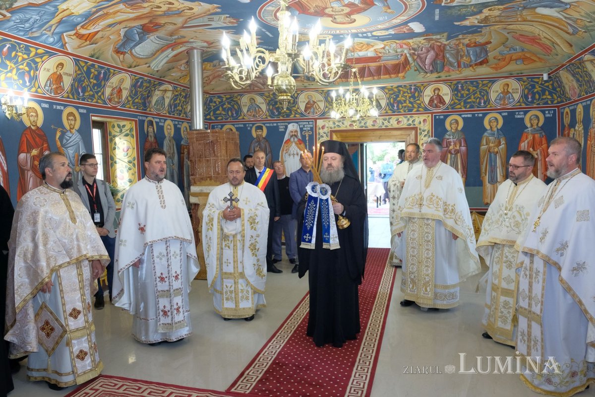 Veșmânt de har pentru o biserică prahoveană reînnoită 228211