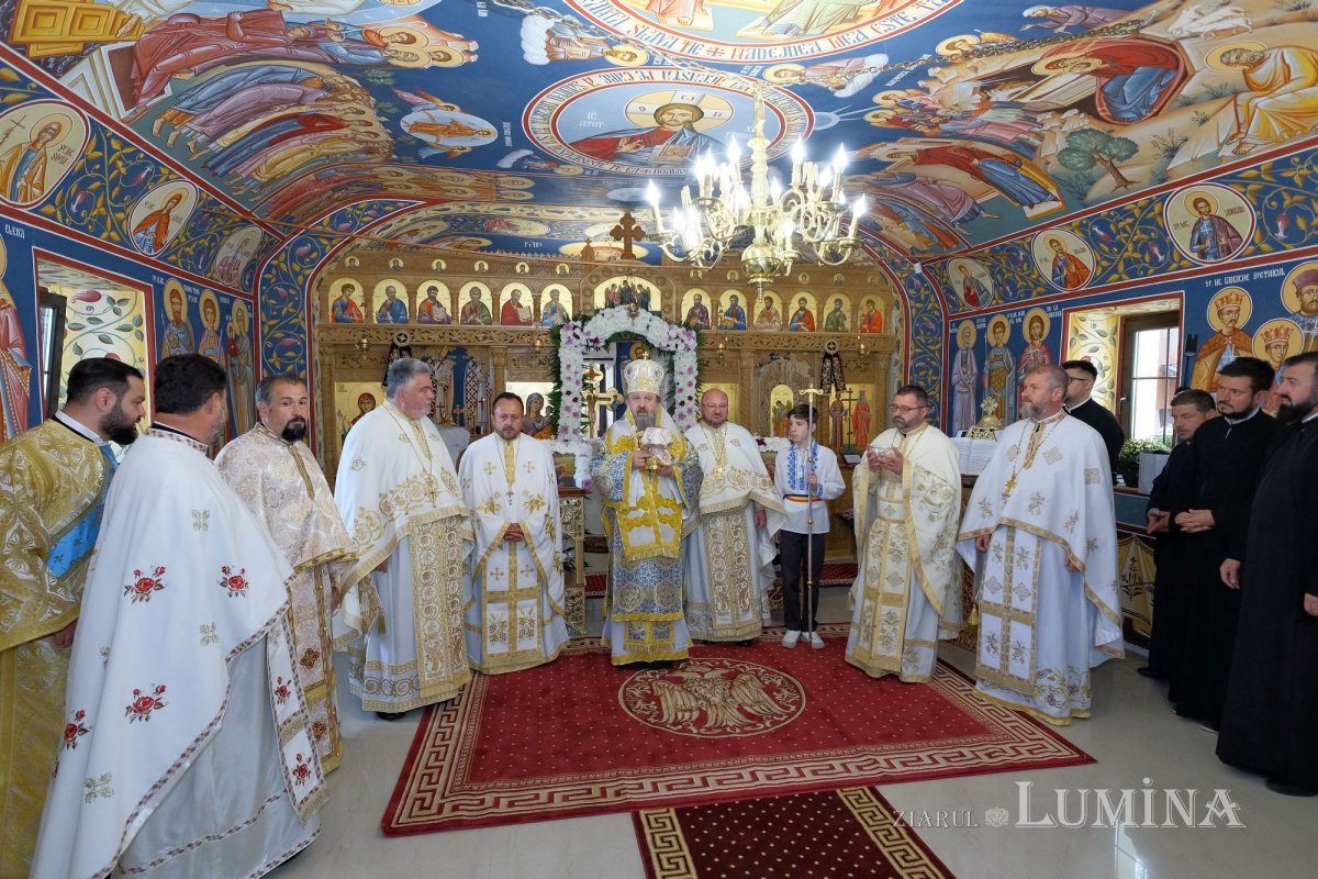 Veșmânt de har pentru o biserică prahoveană reînnoită 228213