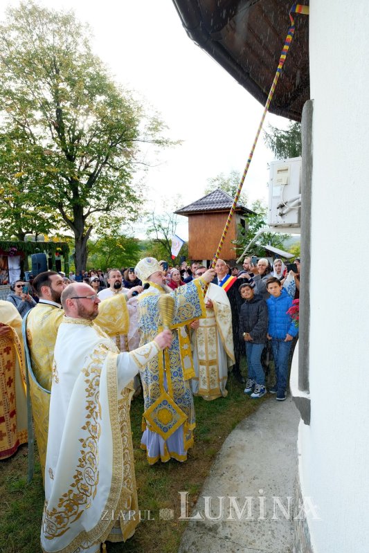 Veșmânt de har pentru o biserică prahoveană reînnoită 228220