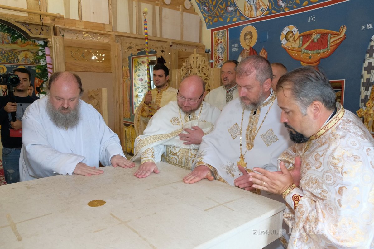 Veșmânt de har pentru o biserică prahoveană reînnoită 228226