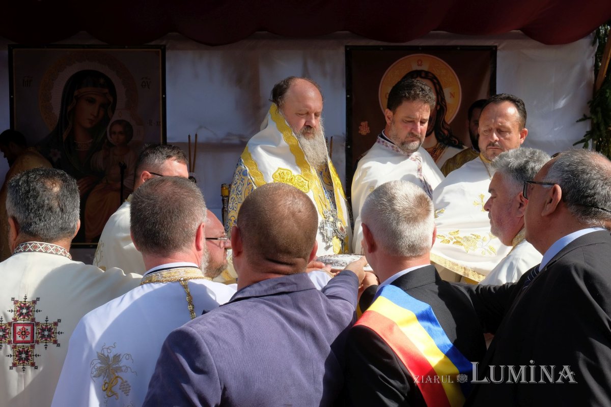 Veșmânt de har pentru o biserică prahoveană reînnoită 228247