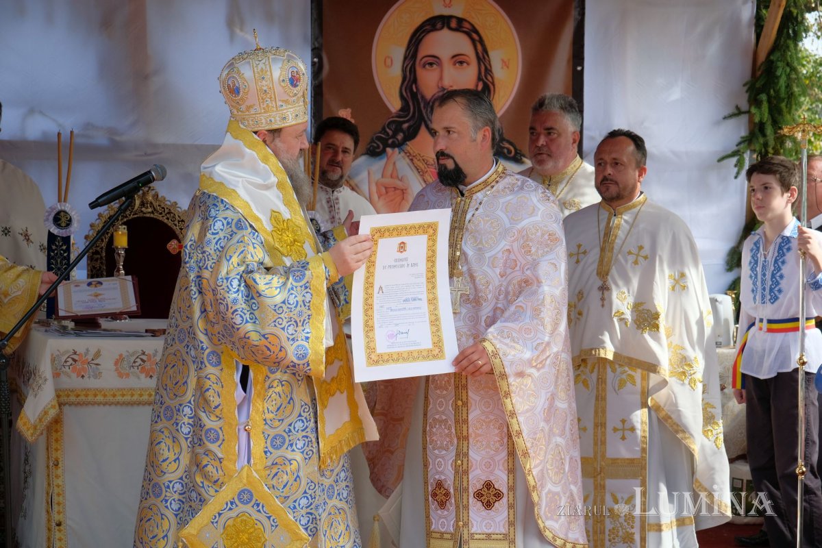 Veșmânt de har pentru o biserică prahoveană reînnoită 228248