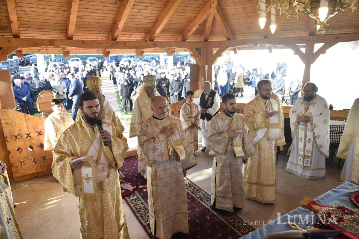 Liturghie arhierească la schitul din Şura Mare, judeţul Sibiu 228362