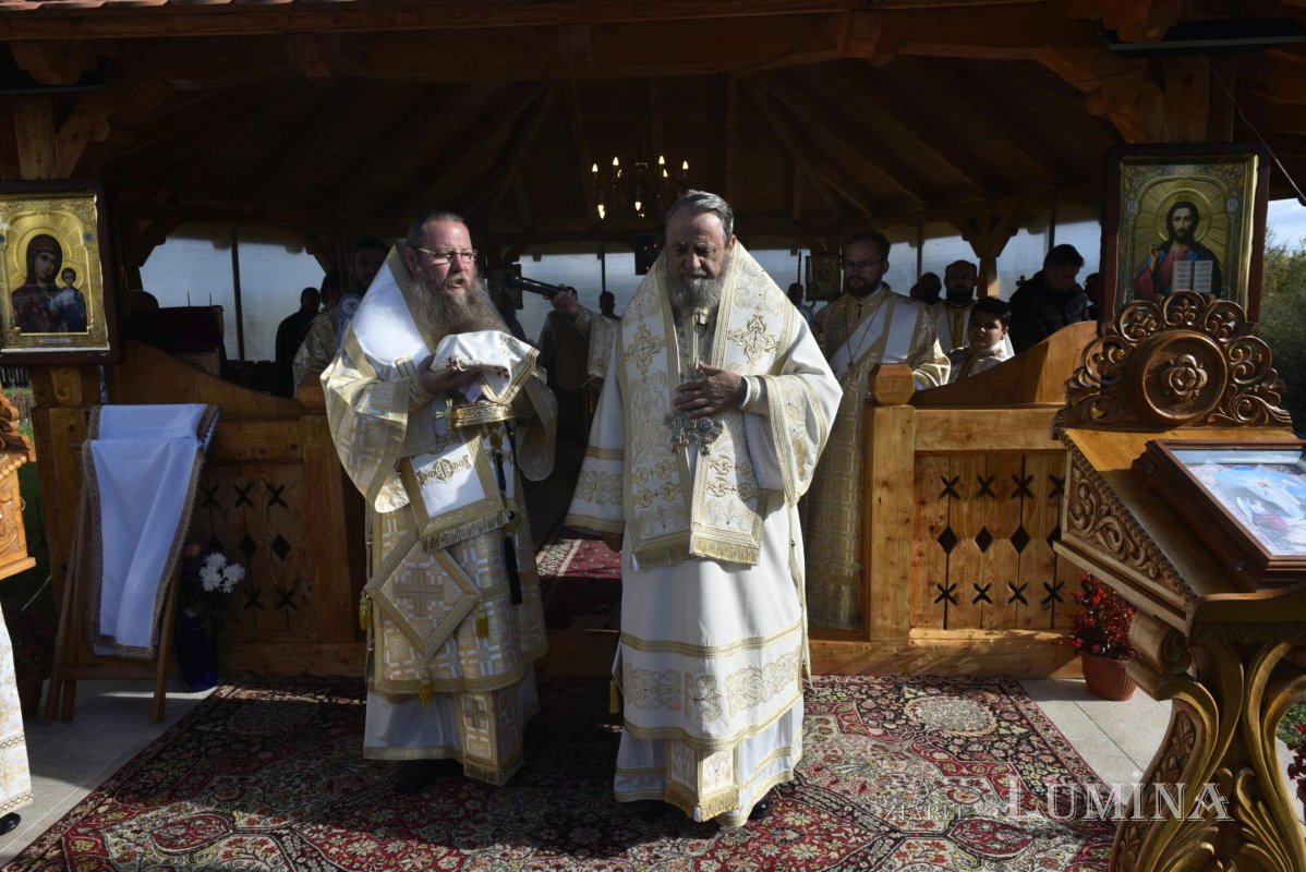 Liturghie arhierească la schitul din Şura Mare, judeţul Sibiu 228363