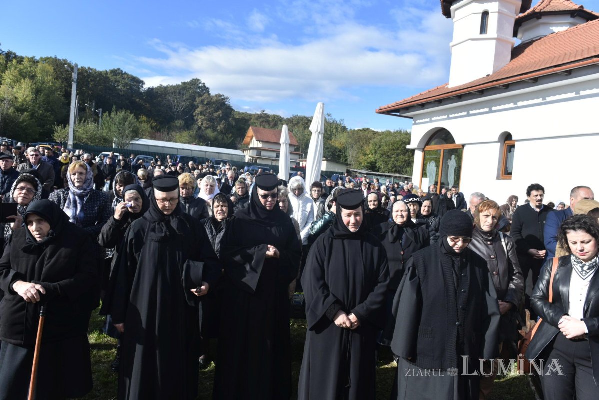 Liturghie arhierească la schitul din Şura Mare, judeţul Sibiu 228364