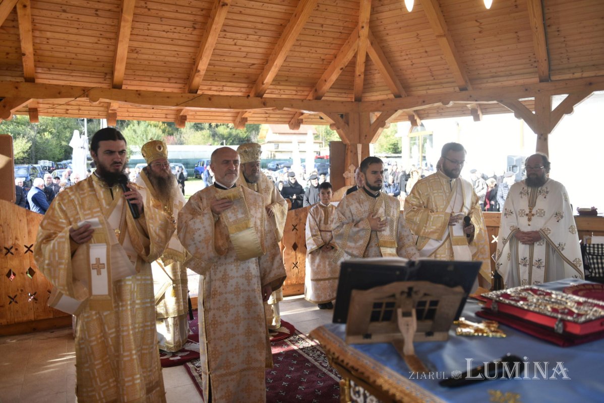 Liturghie arhierească la schitul din Şura Mare, judeţul Sibiu 228365