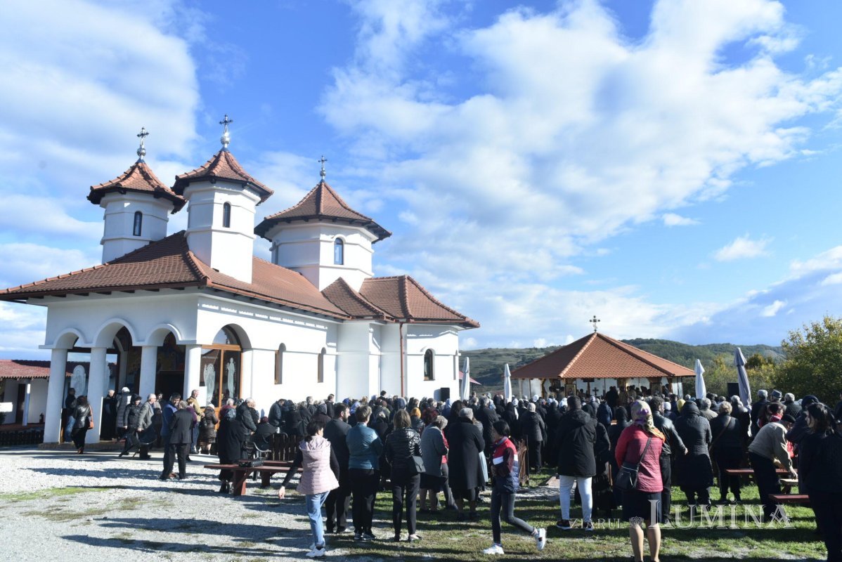Liturghie arhierească la schitul din Şura Mare, judeţul Sibiu 228366