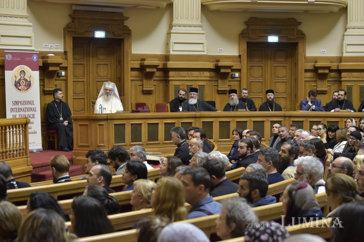 Ediție bilingvă a Noului Testament prezentată la Palatul Patriarhiei 229191