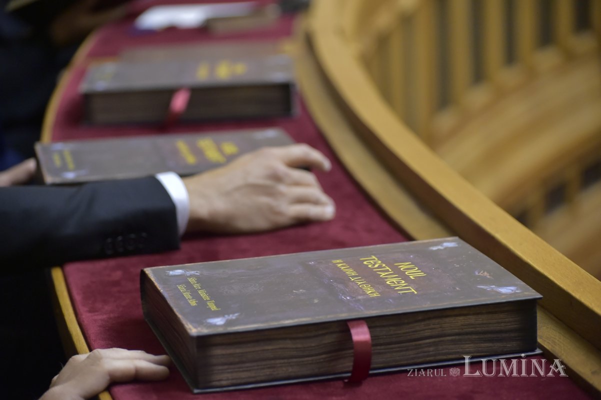 Ediție bilingvă a Noului Testament prezentată la Palatul Patriarhiei 229192