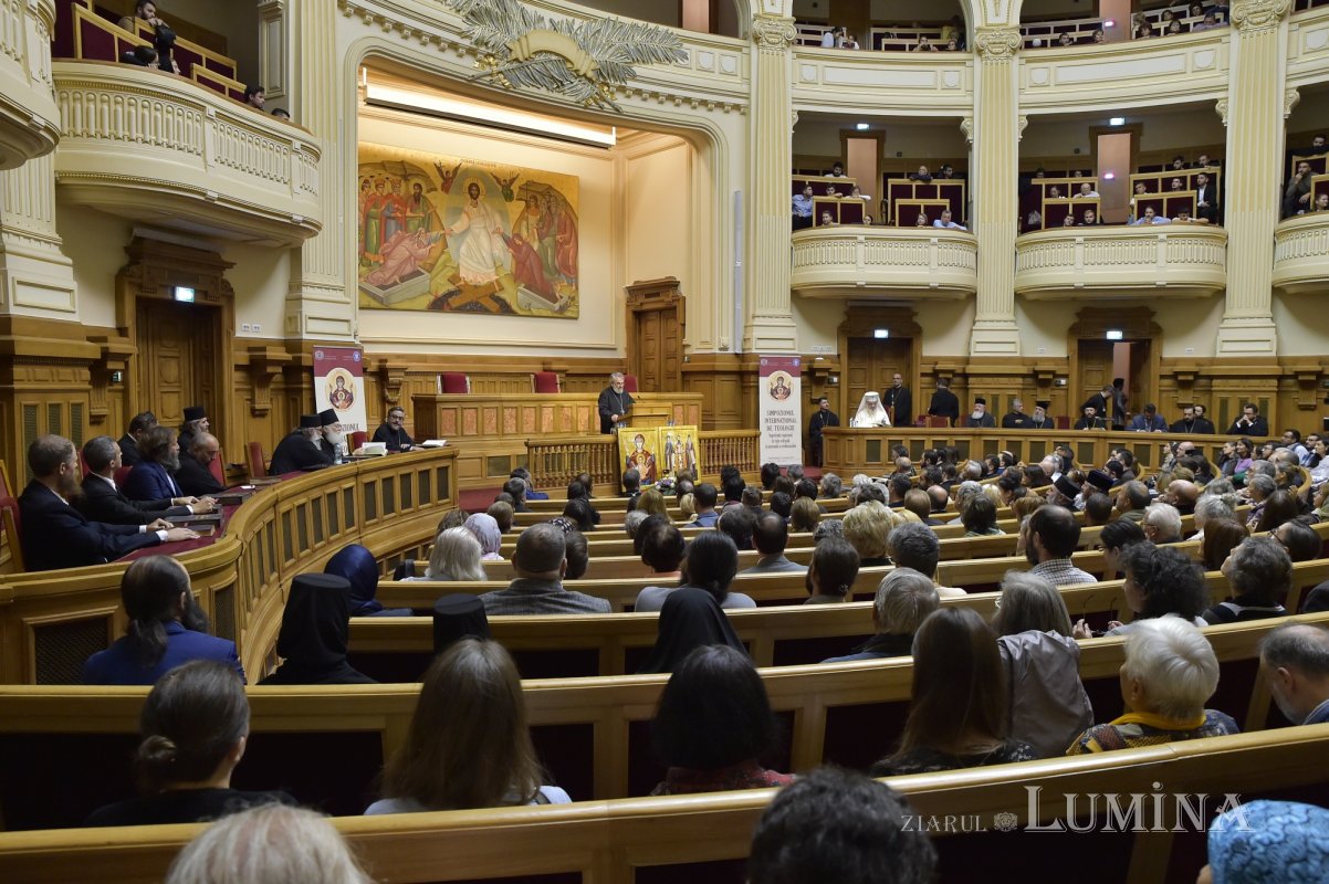 Ediție bilingvă a Noului Testament prezentată la Palatul Patriarhiei 229197