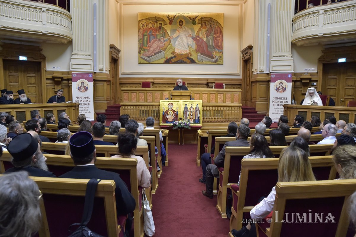 Ediție bilingvă a Noului Testament prezentată la Palatul Patriarhiei 229198