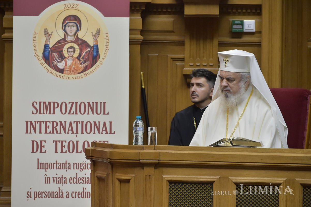 Ediție bilingvă a Noului Testament prezentată la Palatul Patriarhiei 229202