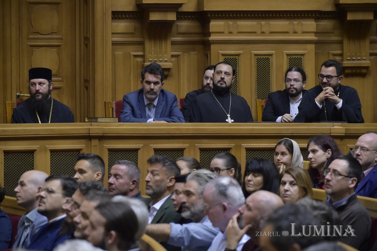 Ediție bilingvă a Noului Testament prezentată la Palatul Patriarhiei 229203