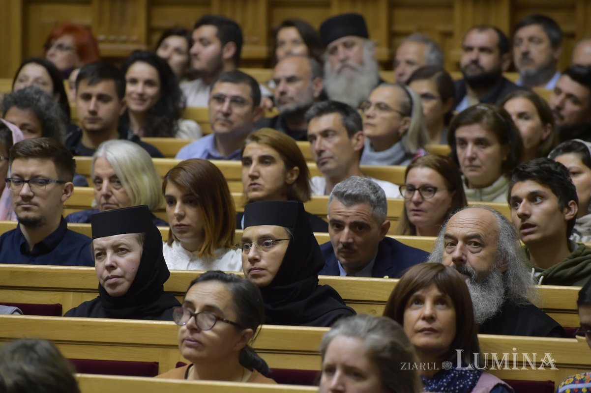 Ediție bilingvă a Noului Testament prezentată la Palatul Patriarhiei 229206