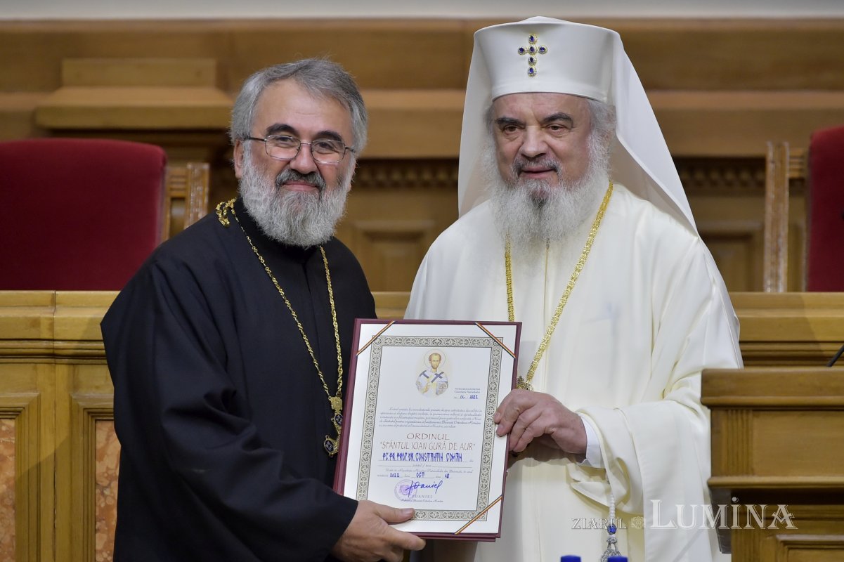 Ediție bilingvă a Noului Testament prezentată la Palatul Patriarhiei 229222