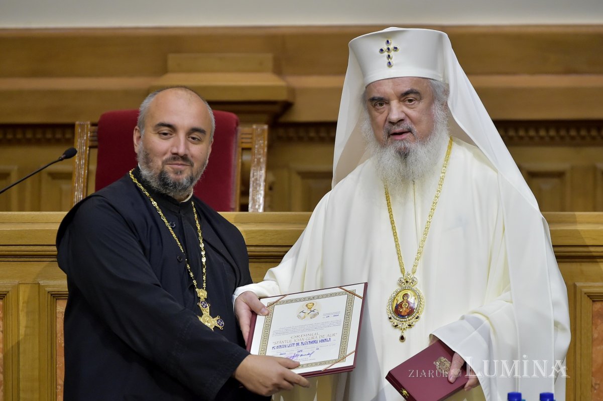 Ediție bilingvă a Noului Testament prezentată la Palatul Patriarhiei 229223