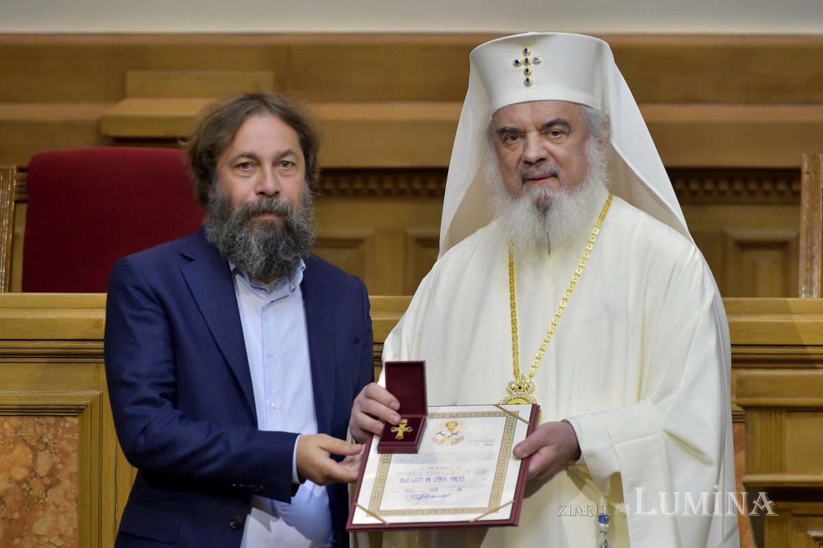 Ediție bilingvă a Noului Testament prezentată la Palatul Patriarhiei 229227