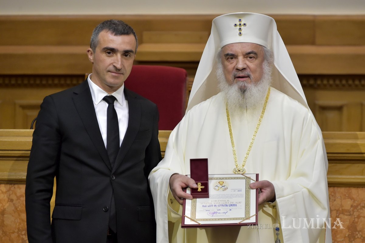 Ediție bilingvă a Noului Testament prezentată la Palatul Patriarhiei 229228