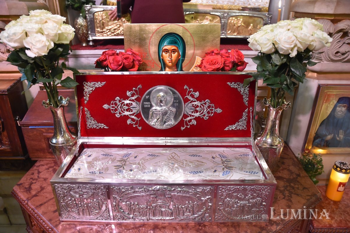 Laudă de seară adusă Cuvioasei Parascheva la Catedrala Patriarhală 229781