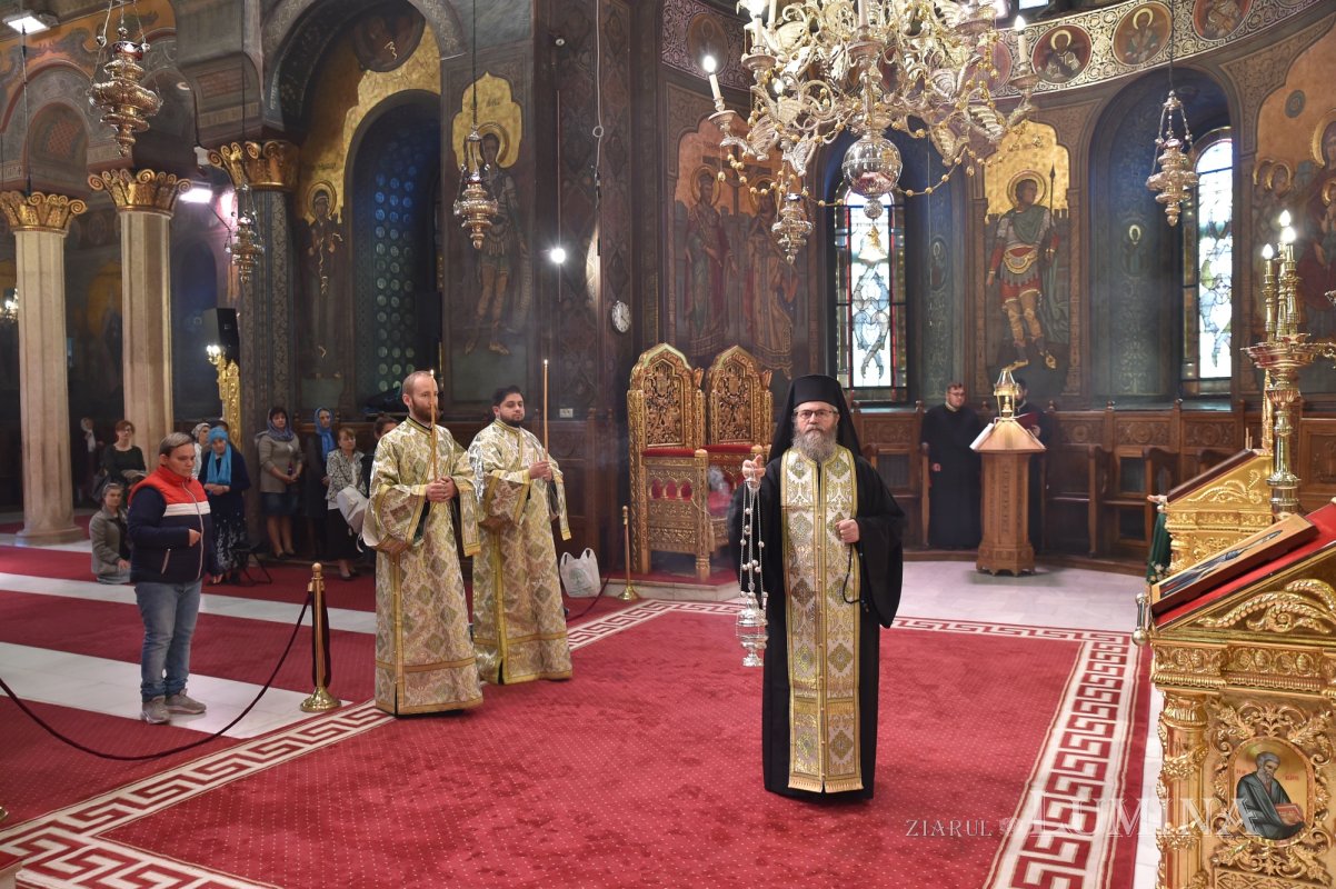 Laudă de seară adusă Cuvioasei Parascheva la Catedrala Patriarhală 229787