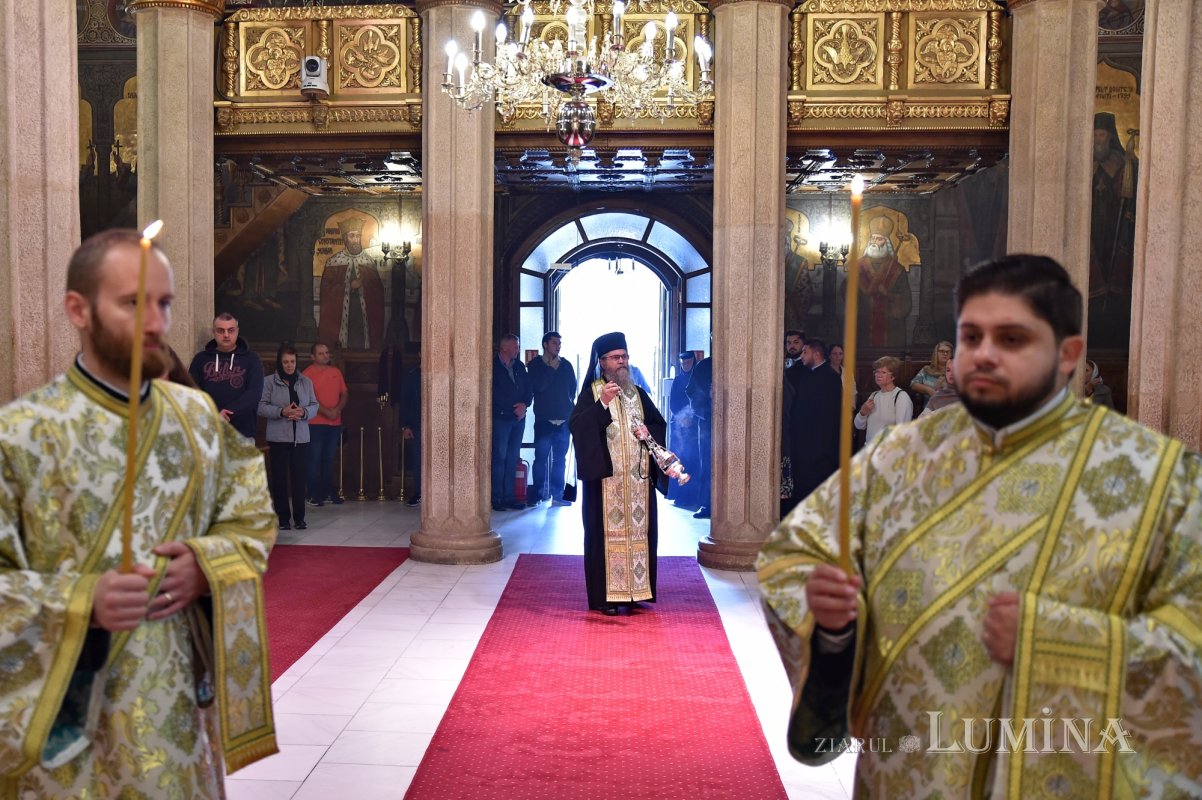 Laudă de seară adusă Cuvioasei Parascheva la Catedrala Patriarhală 229789