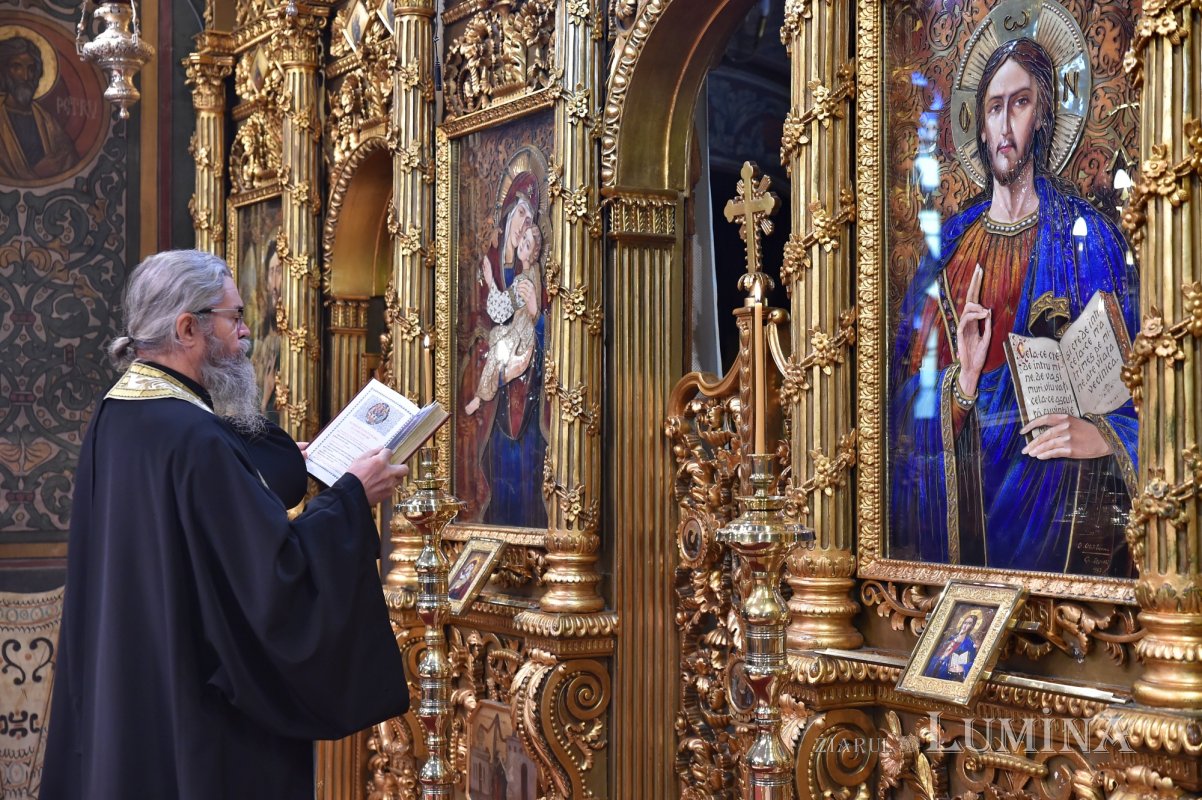 Laudă de seară adusă Cuvioasei Parascheva la Catedrala Patriarhală 229792